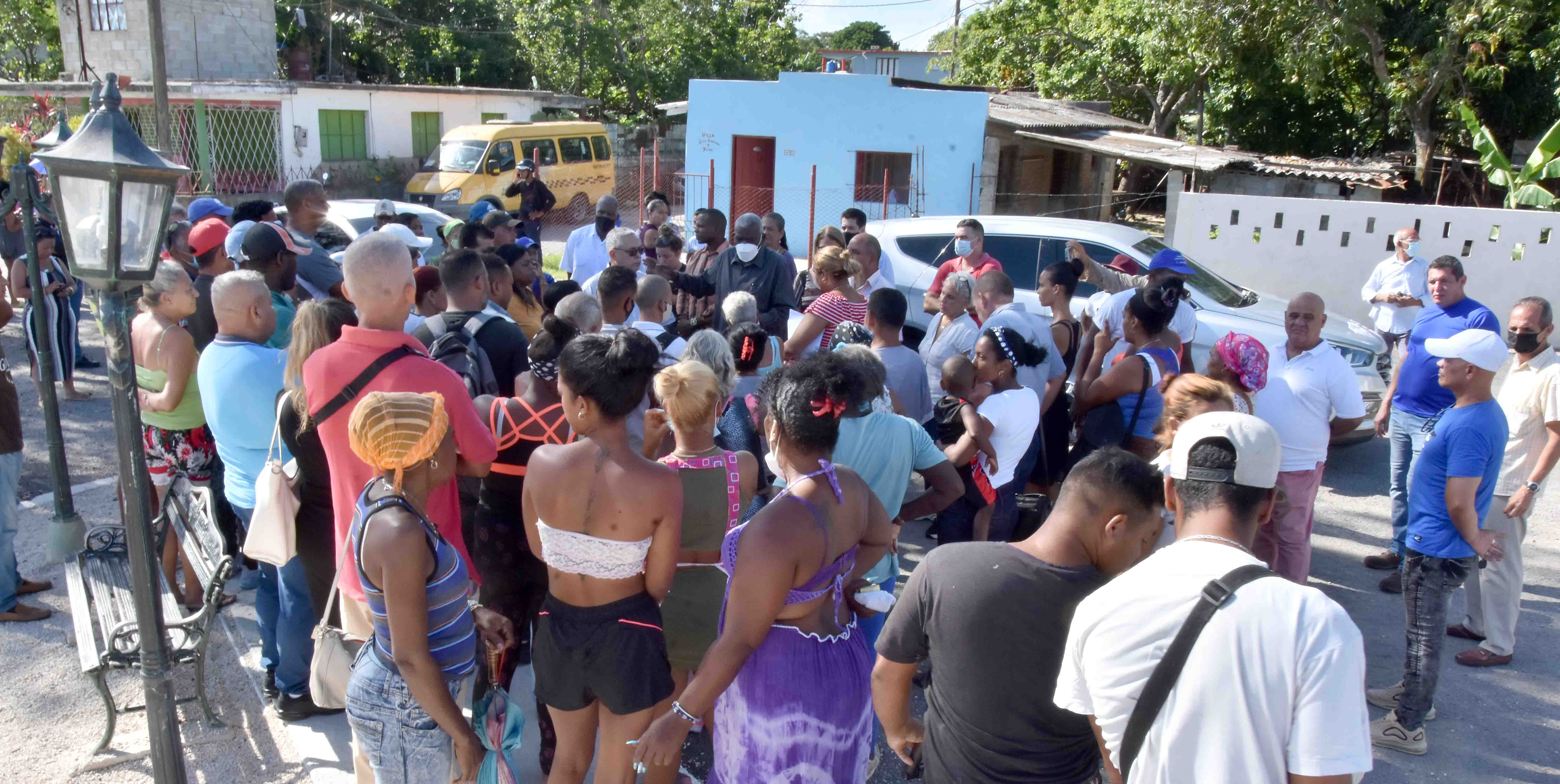 Dialoga Esteban Lazo con pobladores de la comunidad en transformación La Federal, de Guanabacoa