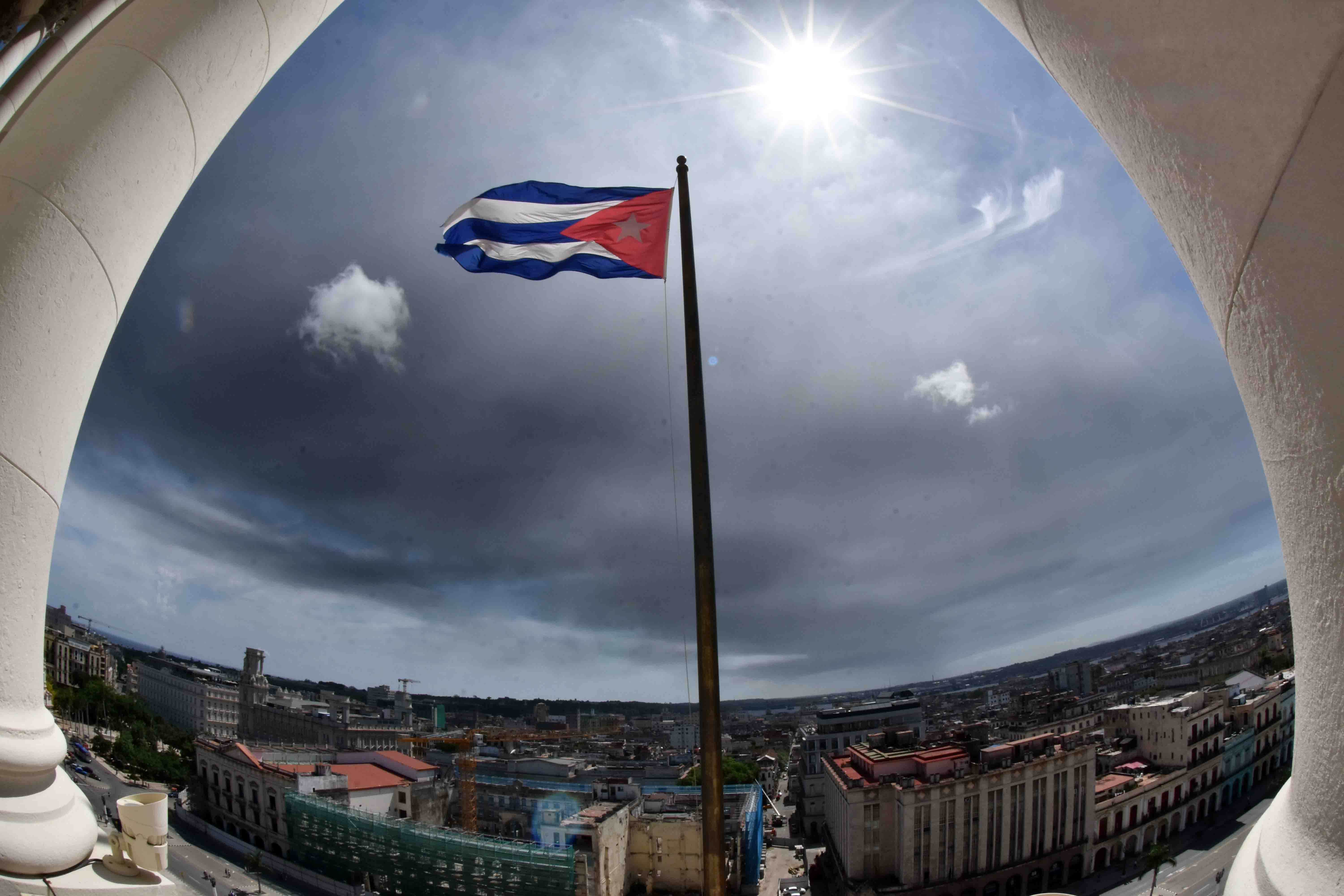 En Imágenes: El cielo de La Habana tras el incendio en Matanzas