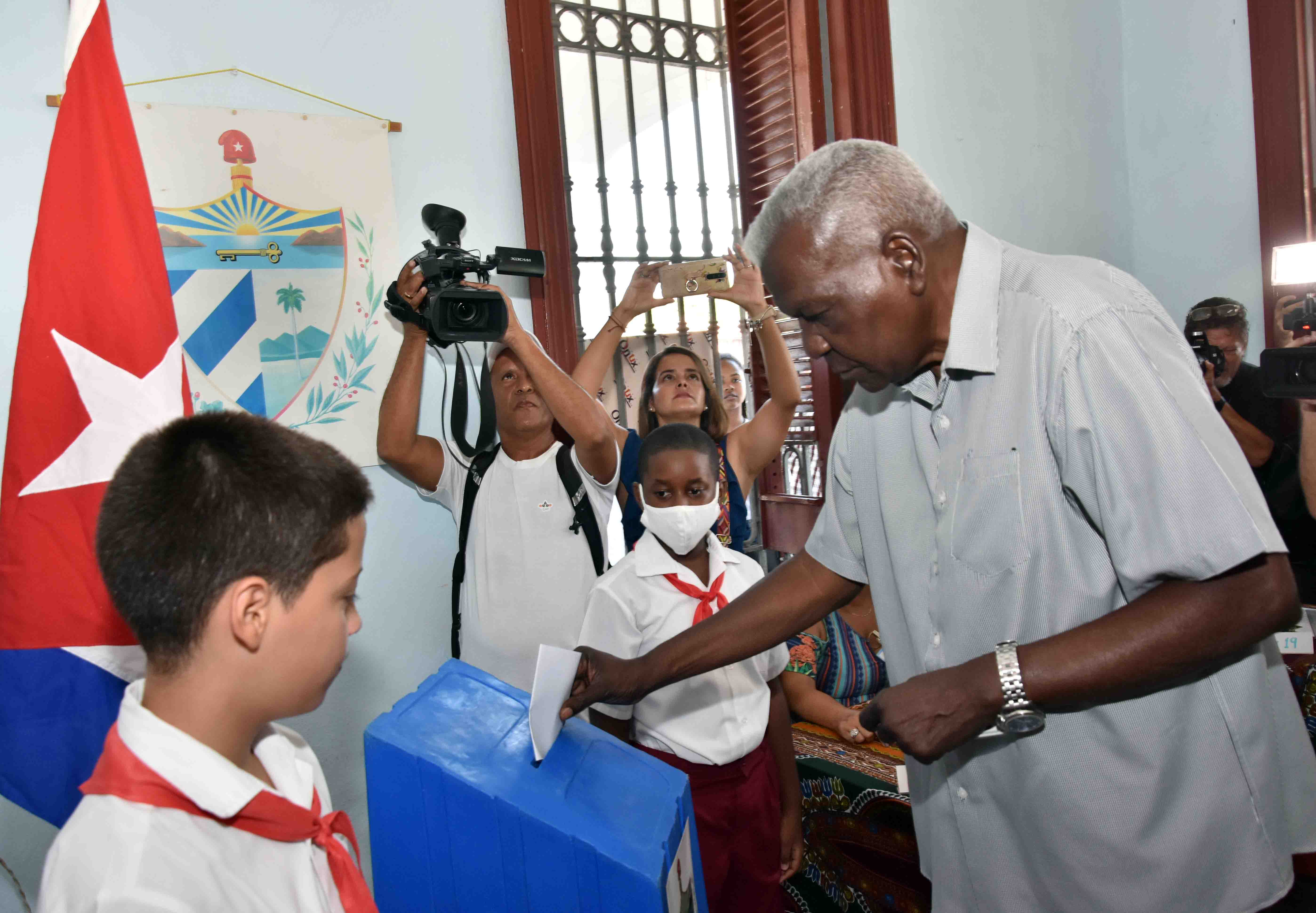 El Presidente de la Asamblea Nacional del Poder Popular y del Consejo de Estado, Esteban Lazo, ejerció su derecho al voto en el referendo sobre el #CódigoDeLasFamilias, en el colegio electoral no. 2, circunscripción 10, del municipio Playa, #LaHabana