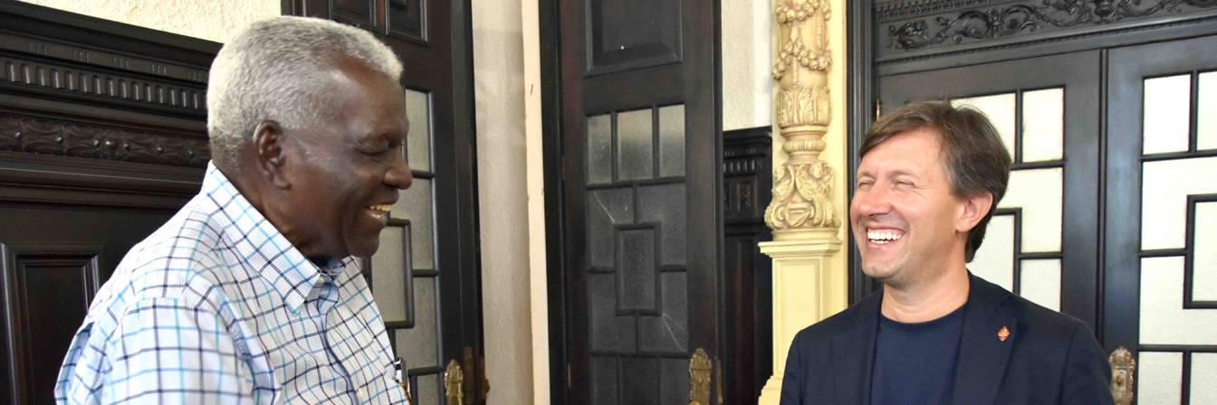 Intercambia Esteban Lazo con Alcalde de Florencia