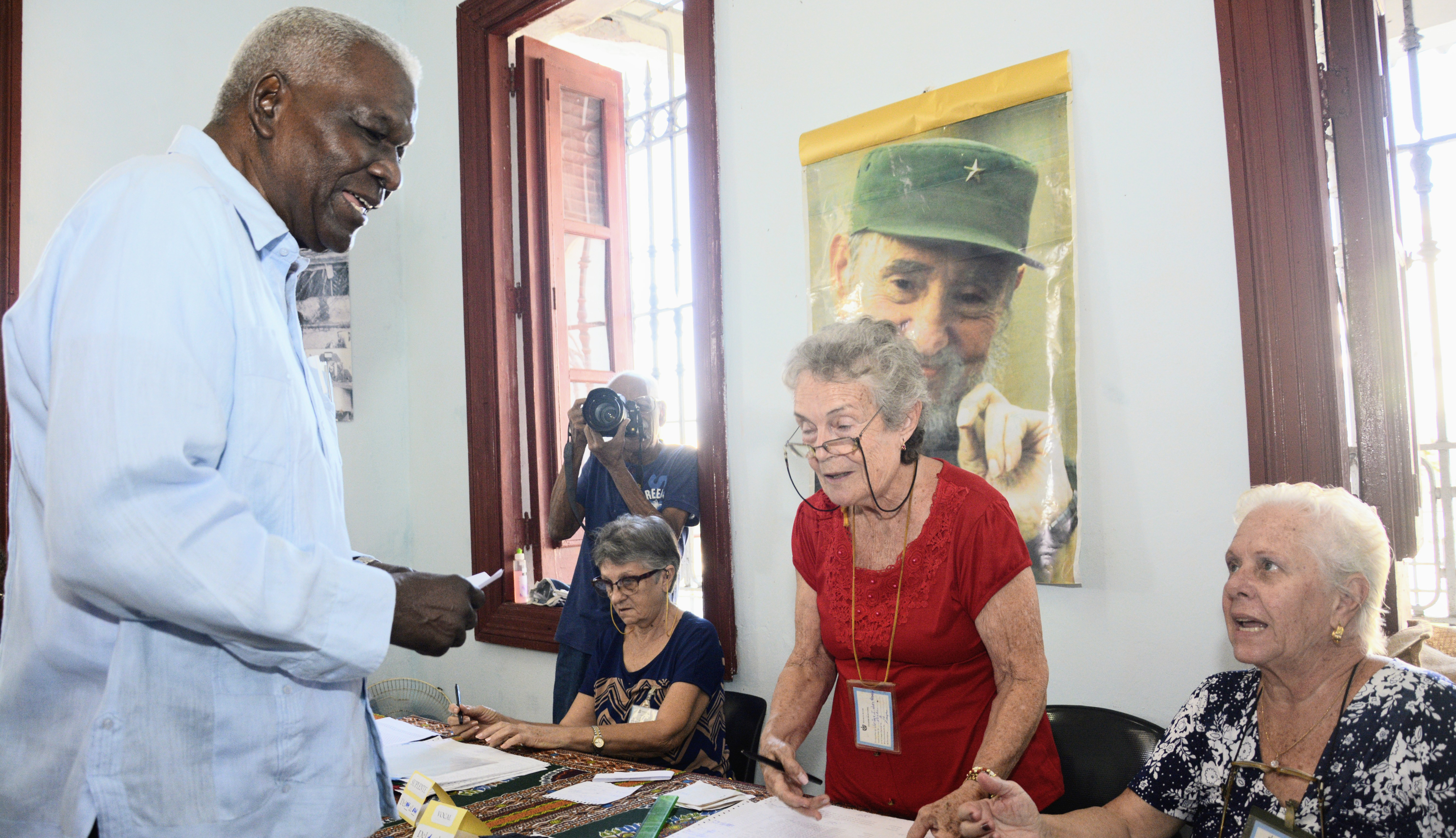 Ejerce Esteban Lazo derecho al voto en elecciones municipales y recorre colegios electorales del municipio Arroyo Naranjo