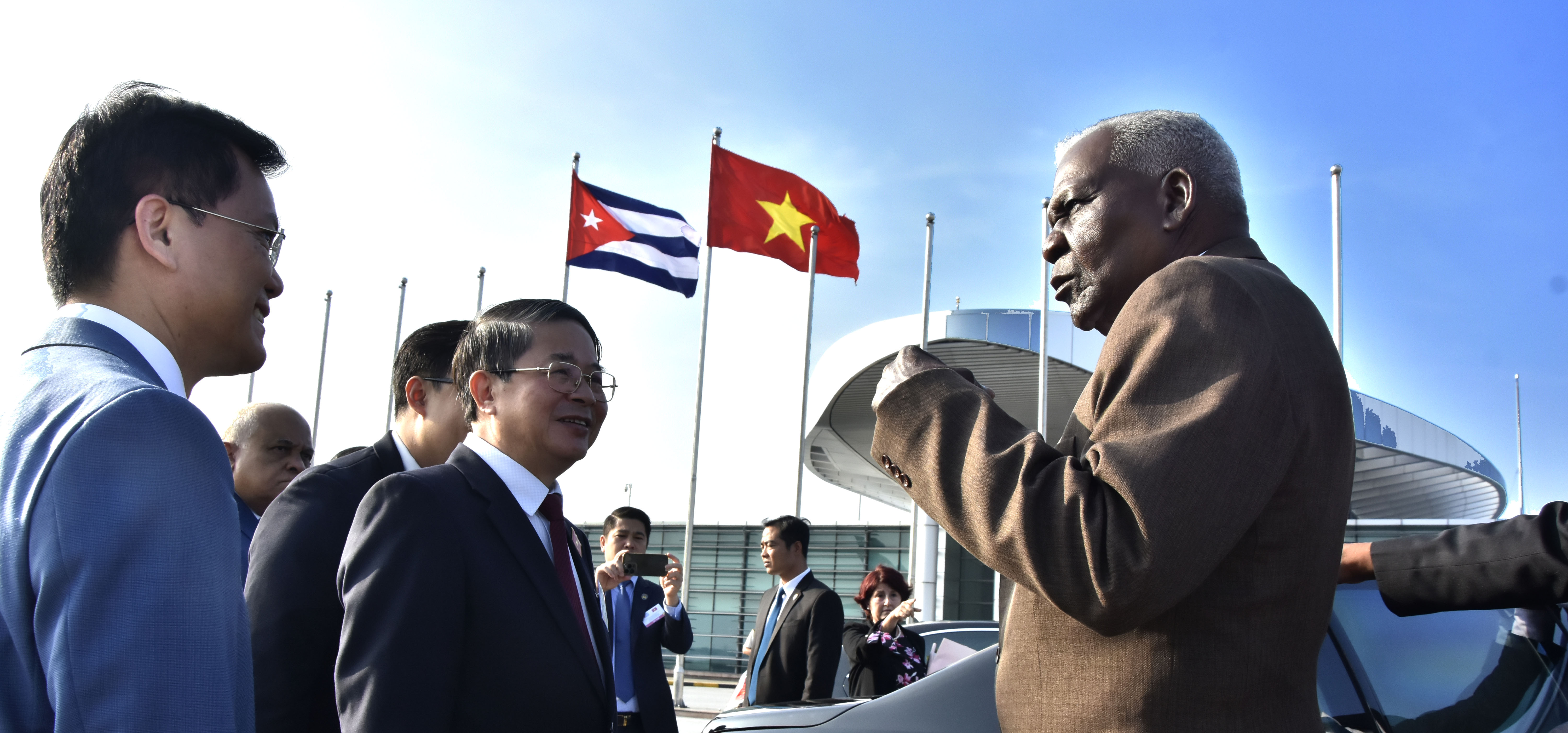 Realiza Esteban Lazo visita oficial a Vietnam en ocasión del aniversario 50 de la primera visita de Fidel a la hermana nación asiática 