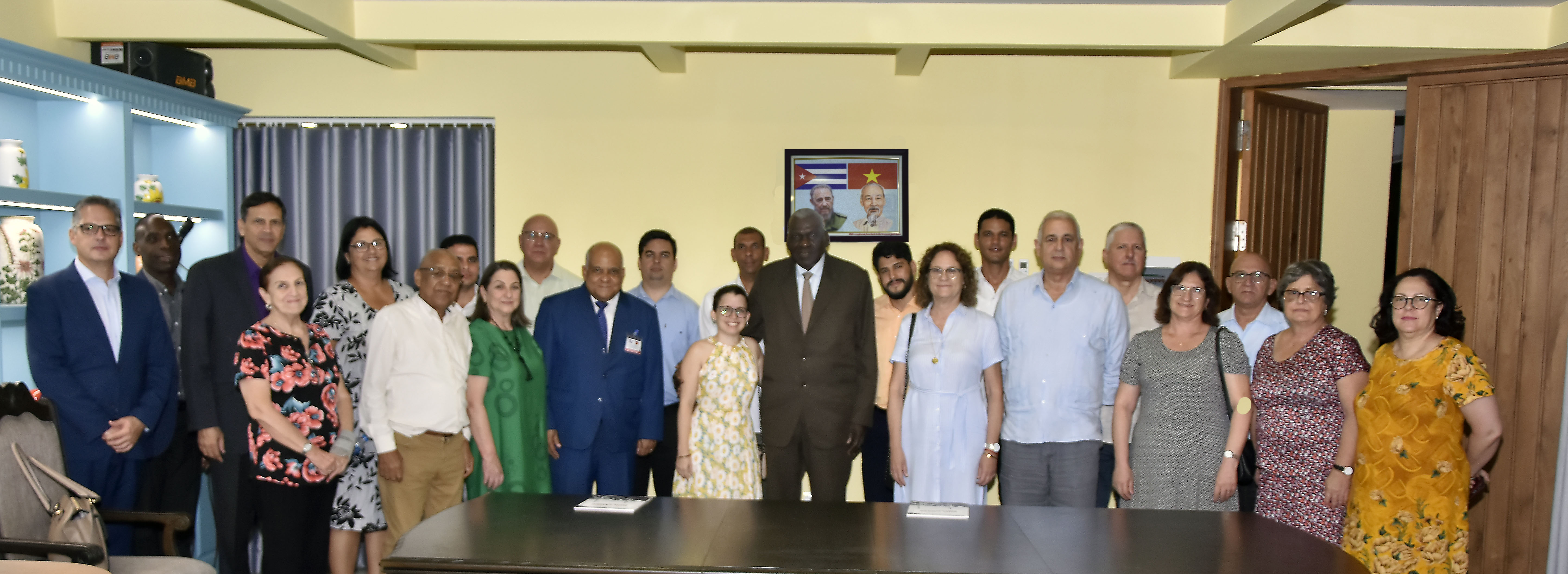 Sostuvo Esteban Lazo emotivo intercambio con el colectivo de la misión estatal de Cuba en Vietnam