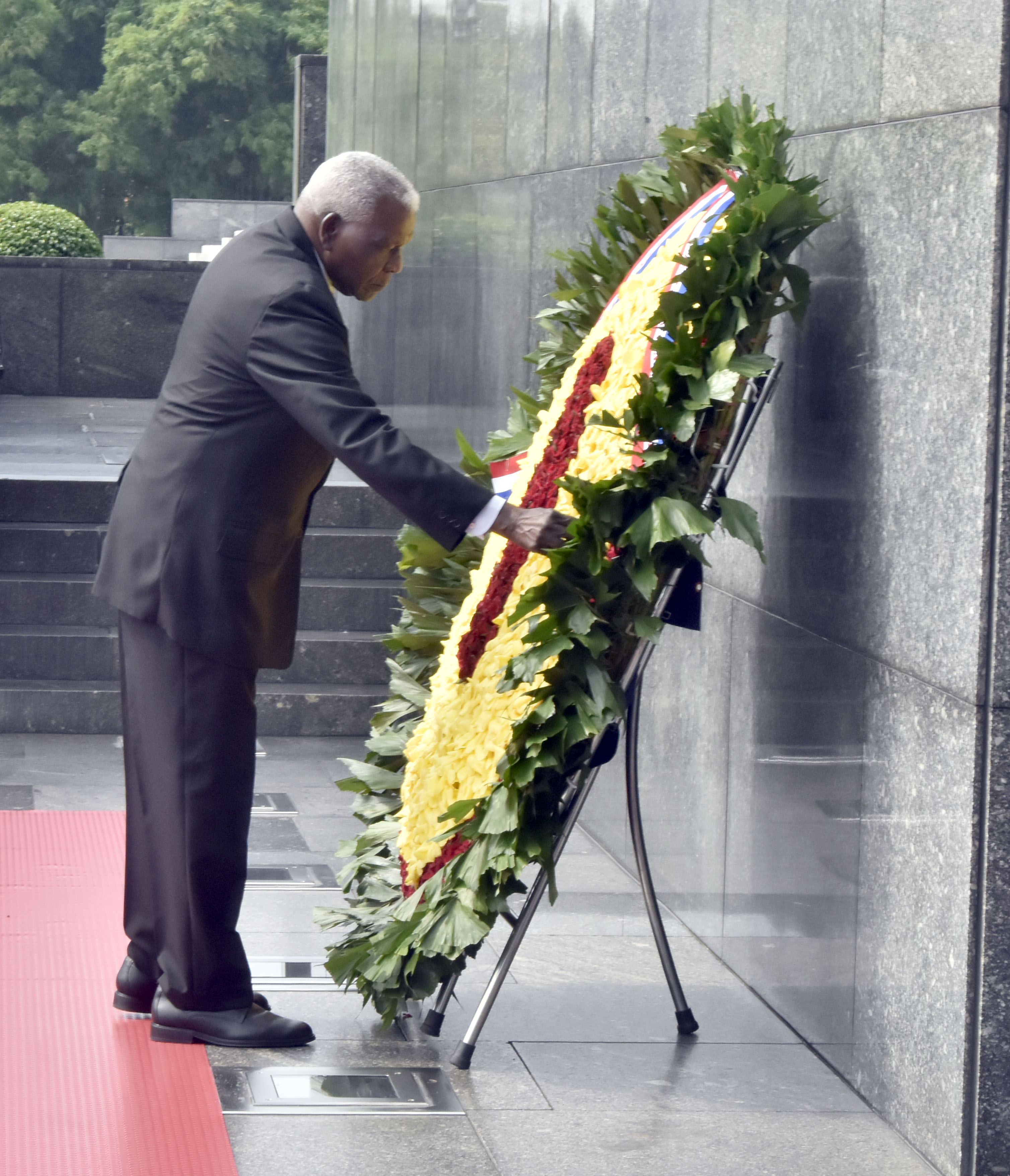 Esteban Lazo rindió homenaje a Ho Chi Minh 