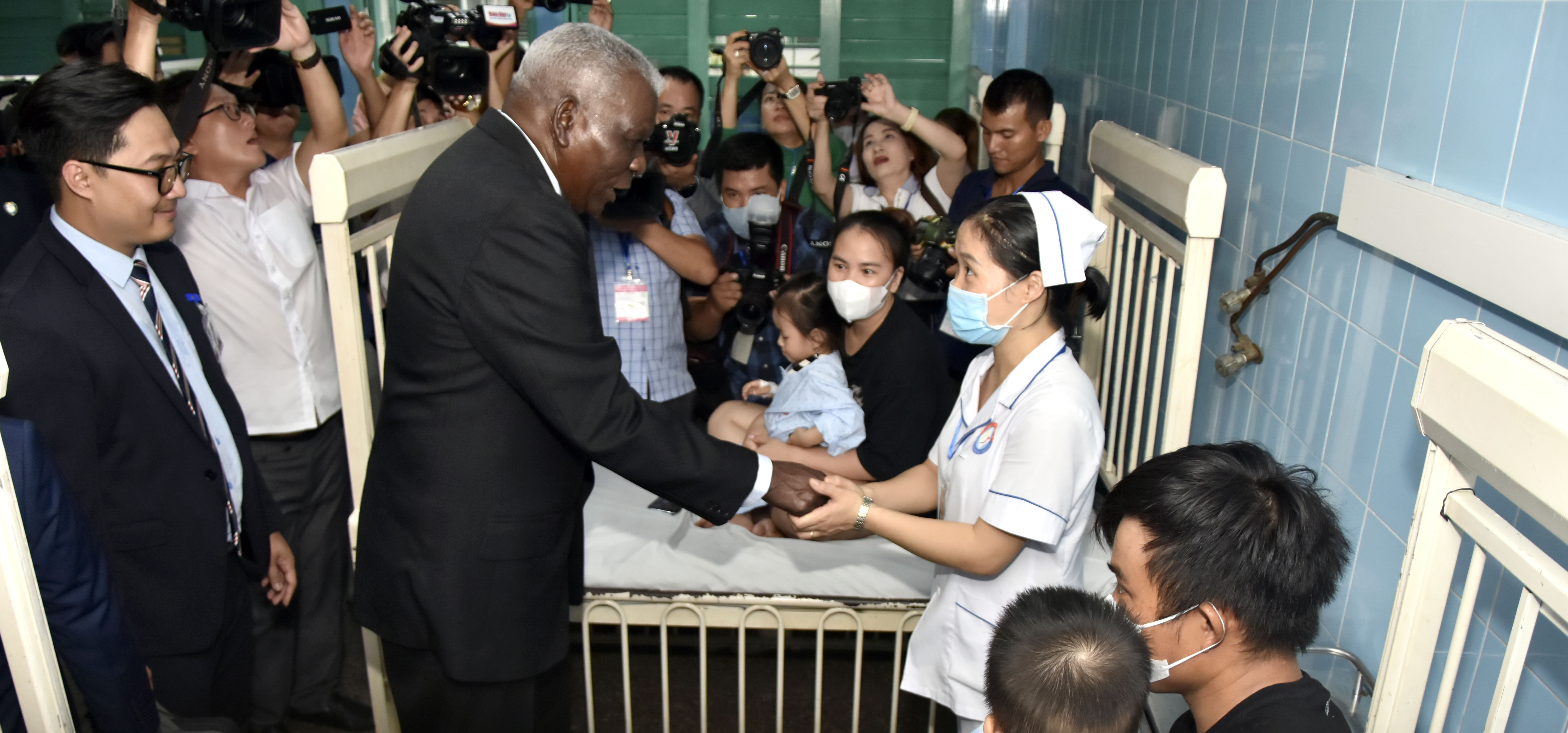 Esteban Lazo visitó el hospital Amistad Cuba-Vietnam, en la ciudad de Dong Hoi, provincia de Quang Binh