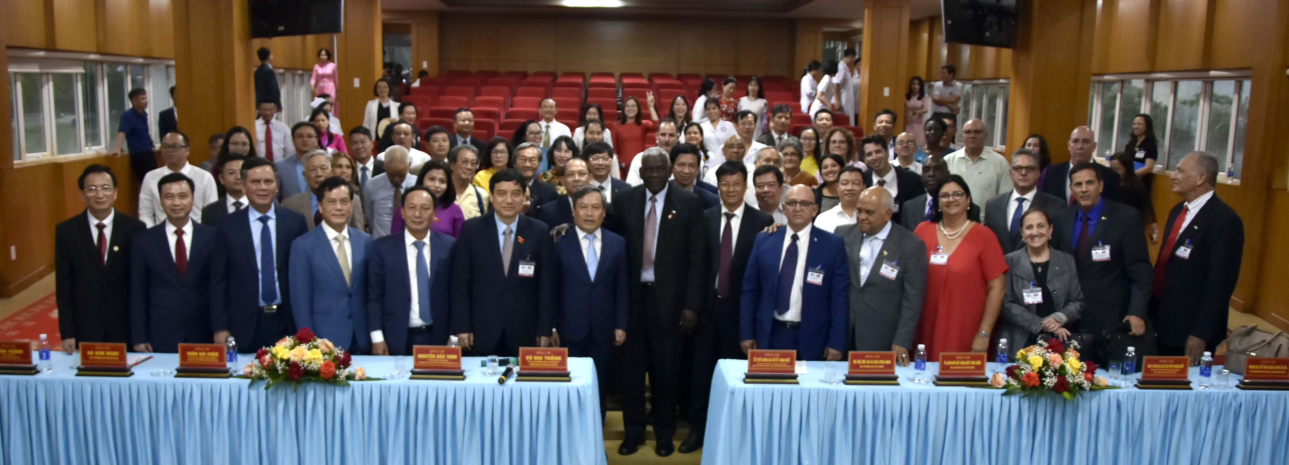 Esteban Lazo visitó el hospital Amistad Cuba-Vietnam, en la ciudad de Dong Hoi, provincia de Quang Binh