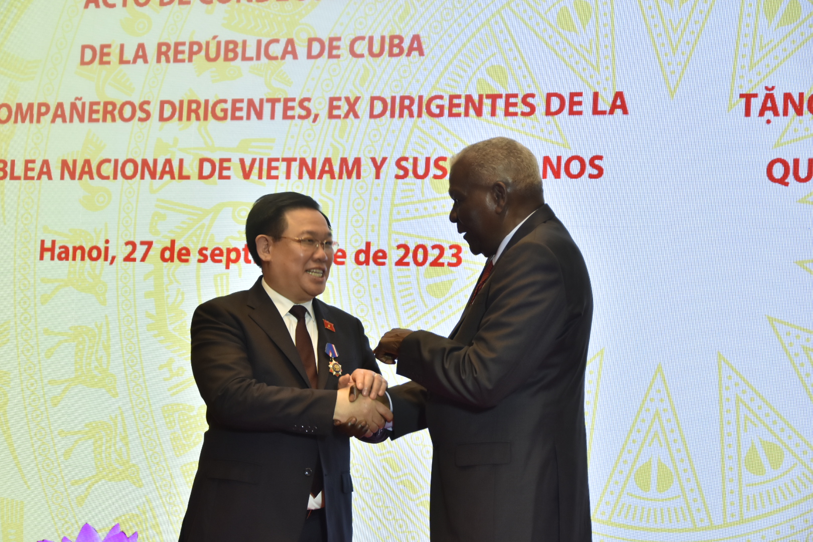 Ceremonia de condecoraciones a dirigentes y exdirigentes de la Asamblea Nacional de Vietnam