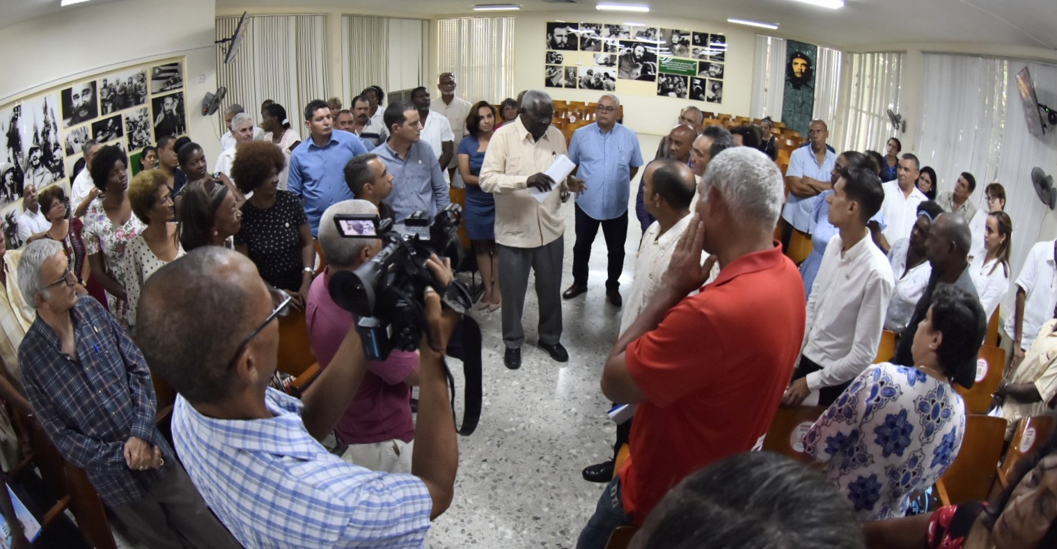Intercambia Esteban Lazo con delegados a la Asamblea Municipal de Playa 