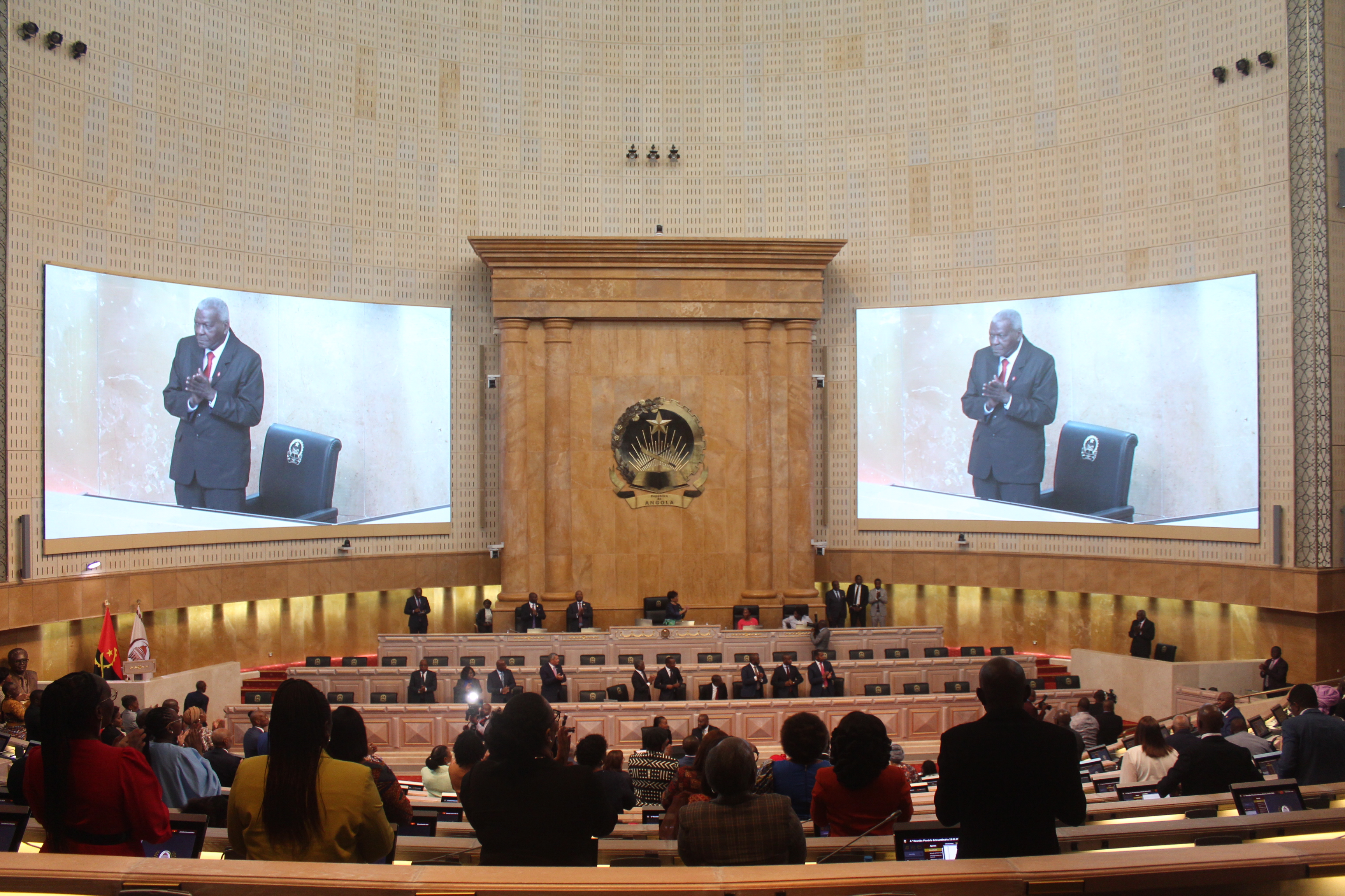 Visita de trabajo de Esteban Lazo a Angola