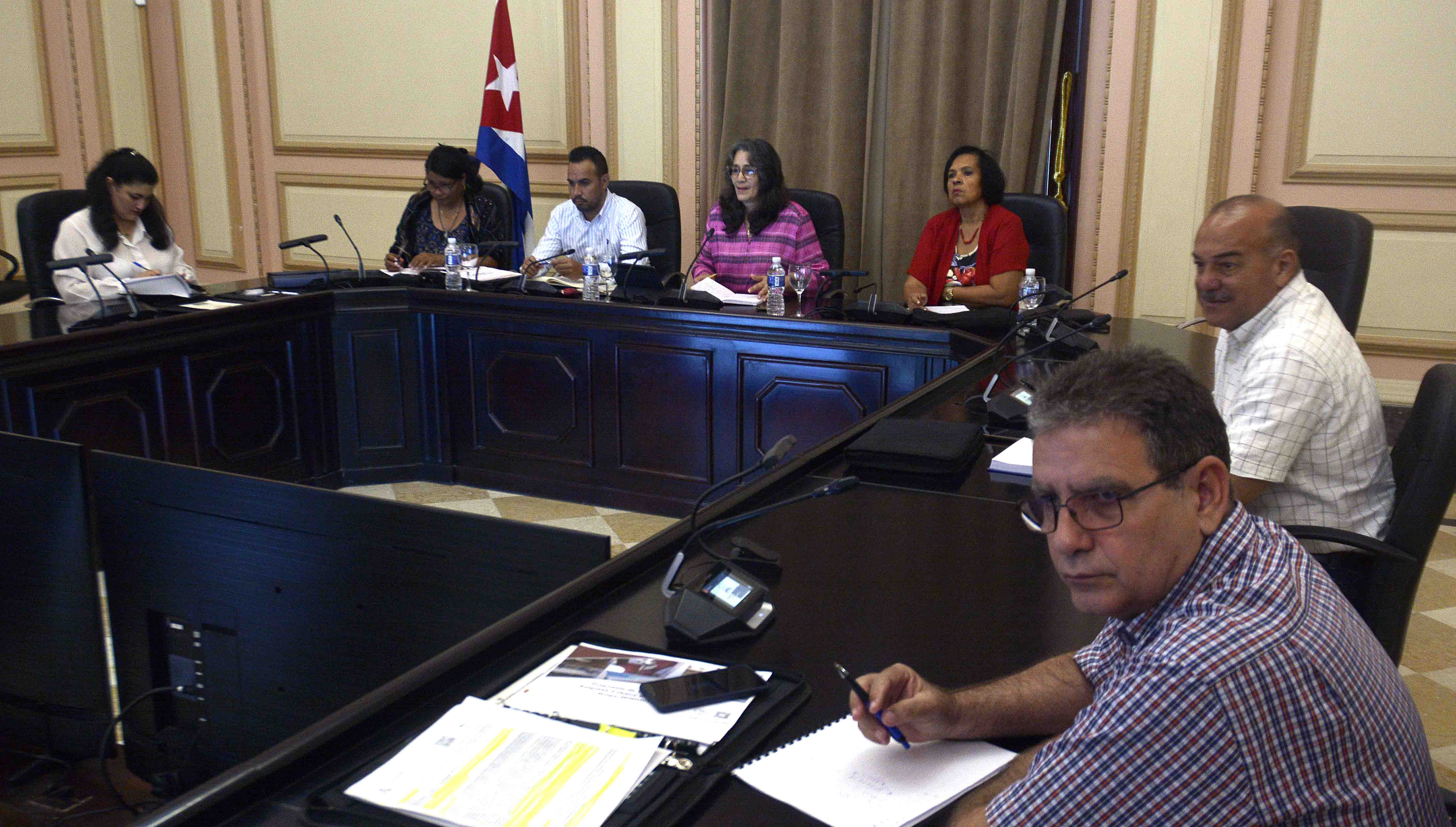 Evalúan diputados cubanos estrategia de recuperación del Sistema Electroenergético Nacional