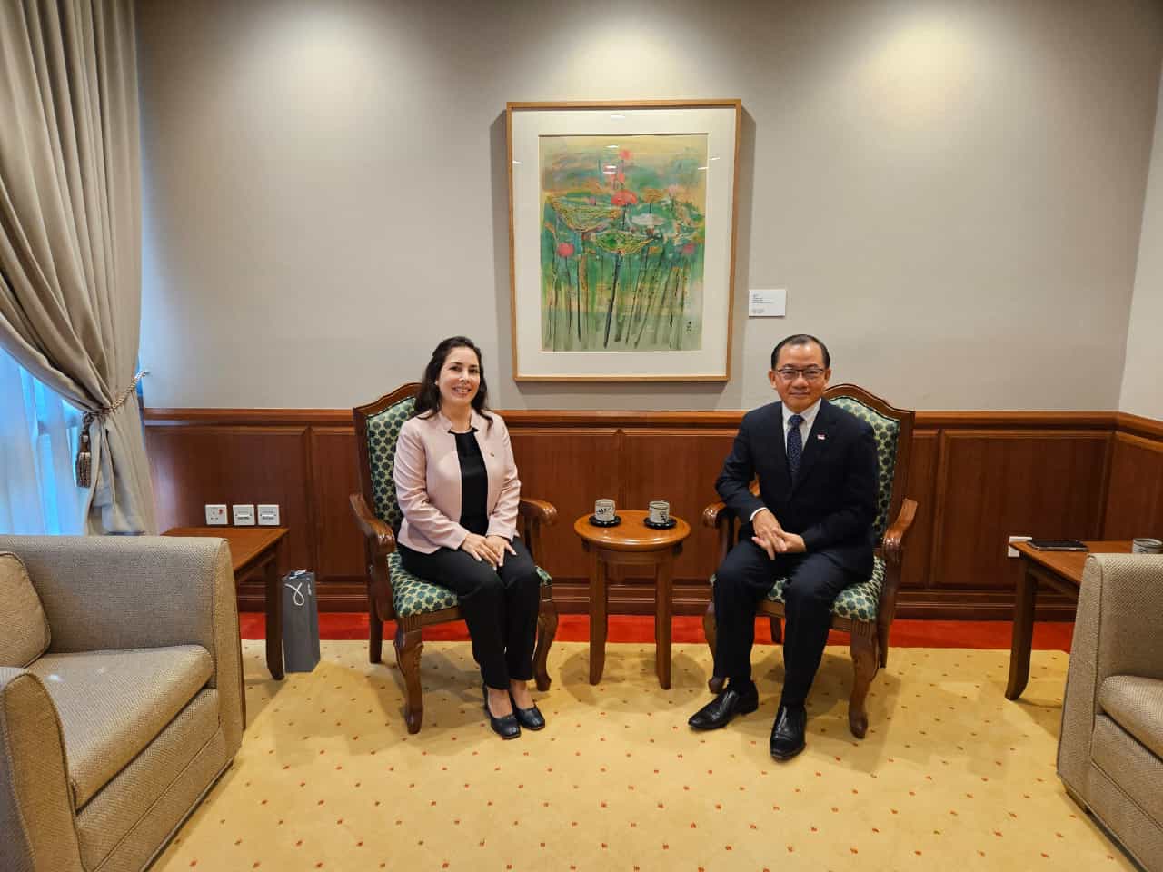 Recibe Presidente del Parlamento de Singapur a Embajadora de Cuba