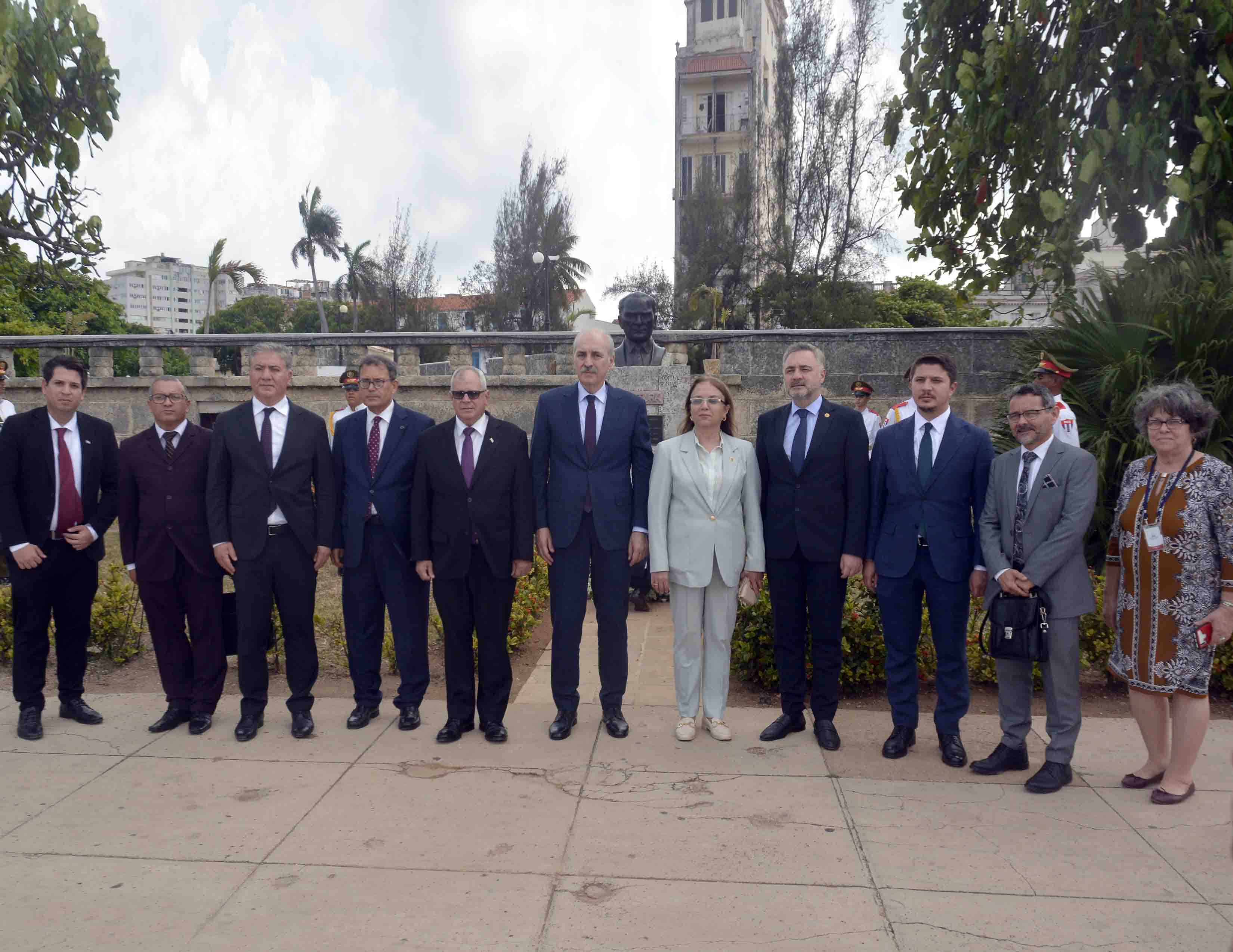 Presidente de la Gran Asamblea Nacional de Türkiye rinde tributo en La Habana a Mustafa Kemal Atatürk