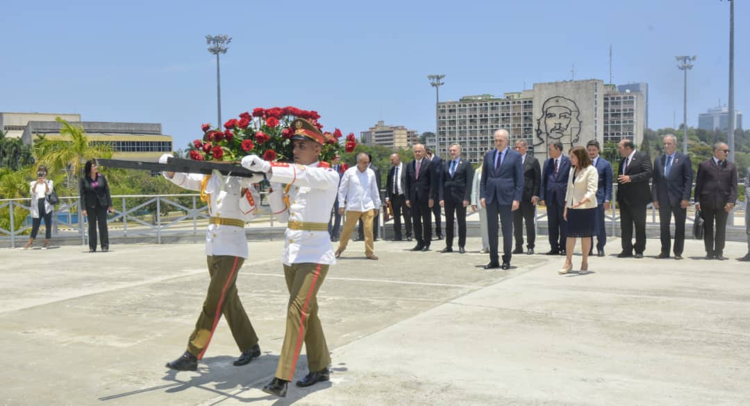 Numan Kurtulmuş rinde tributo a José Martí