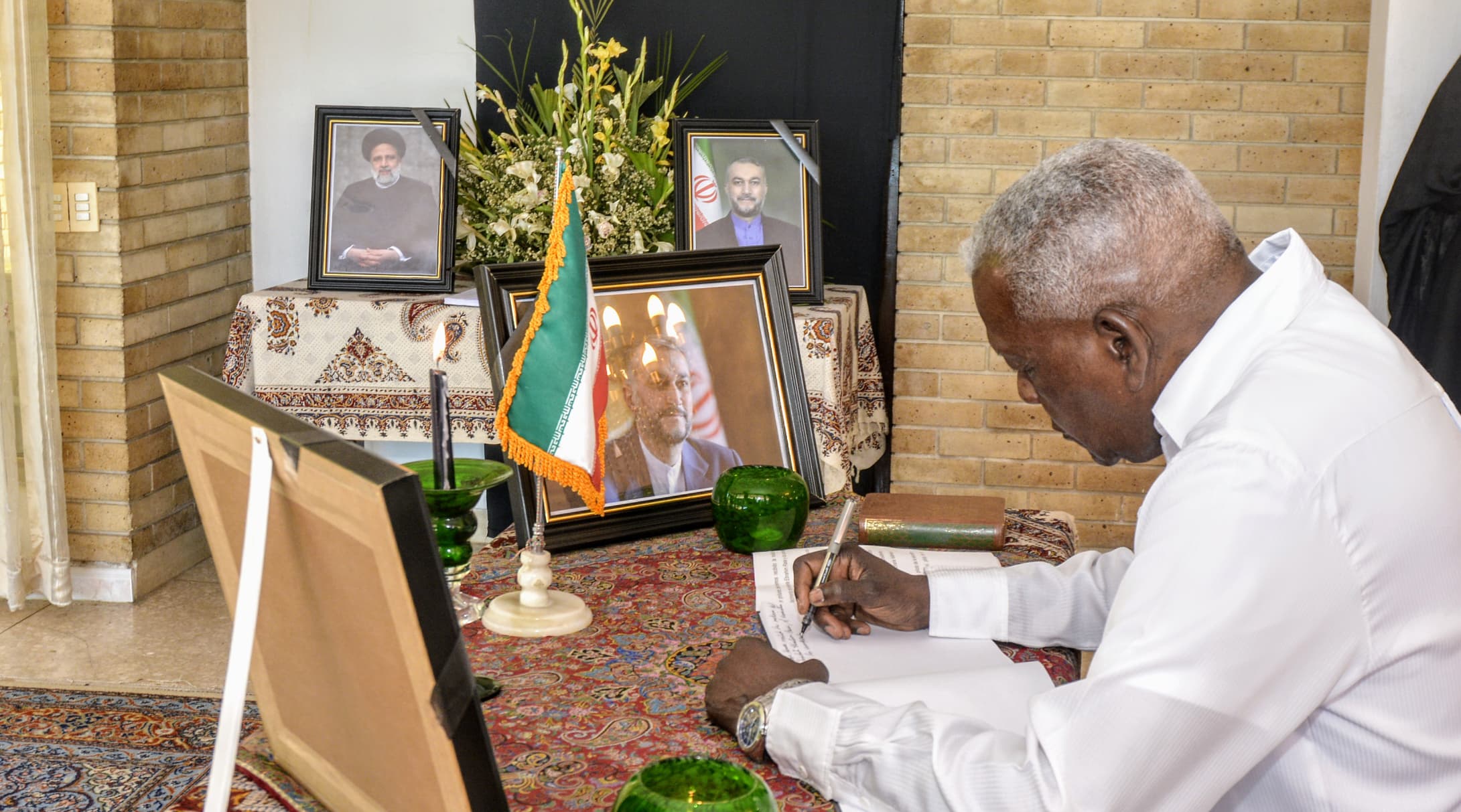 Firma Esteban Lazo libro de condolencias abierto en la residencia del Embajador de Irán en La Habana