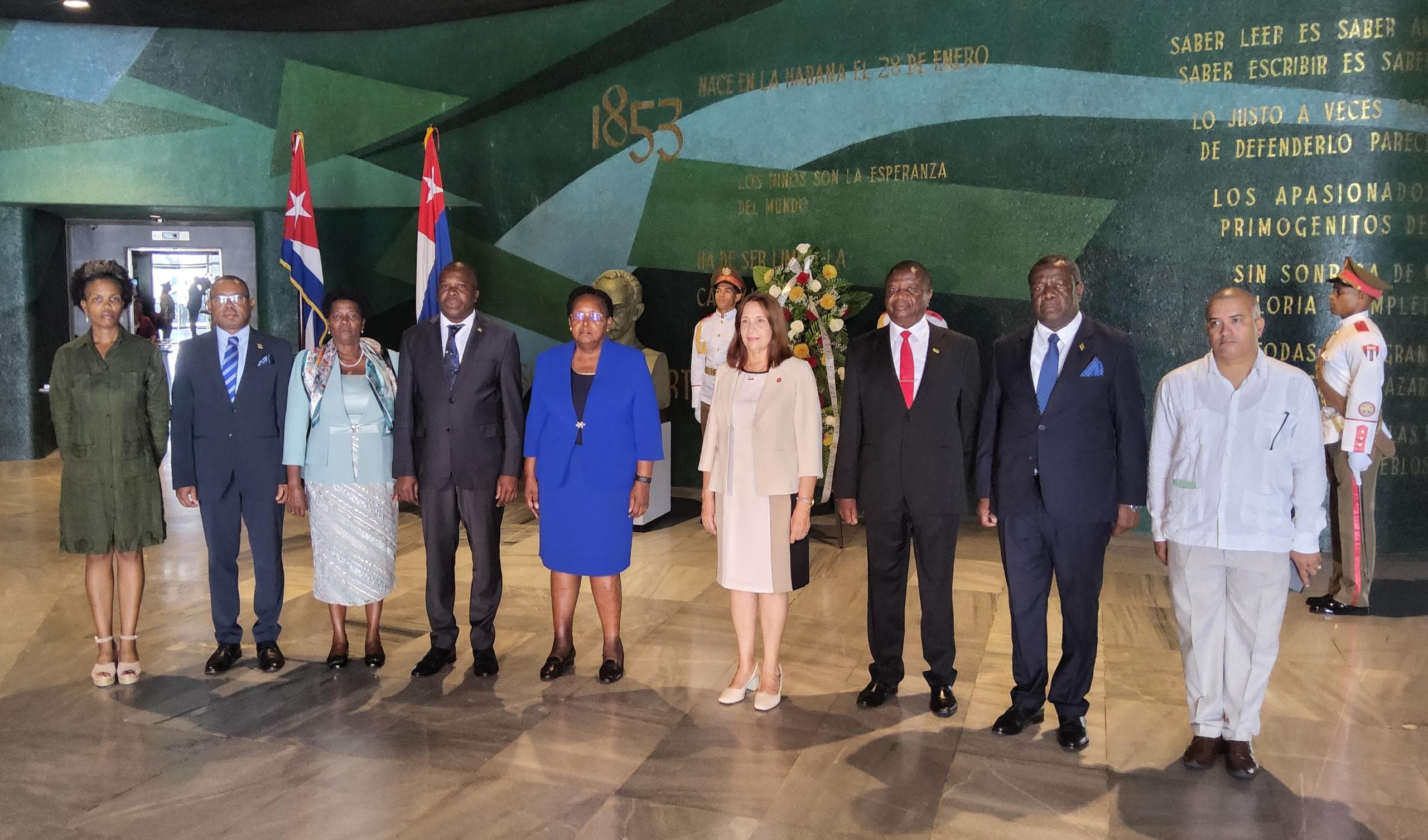 Presidenta de la Asamblea de la República de Mozambique rindió homenaje a José Martí