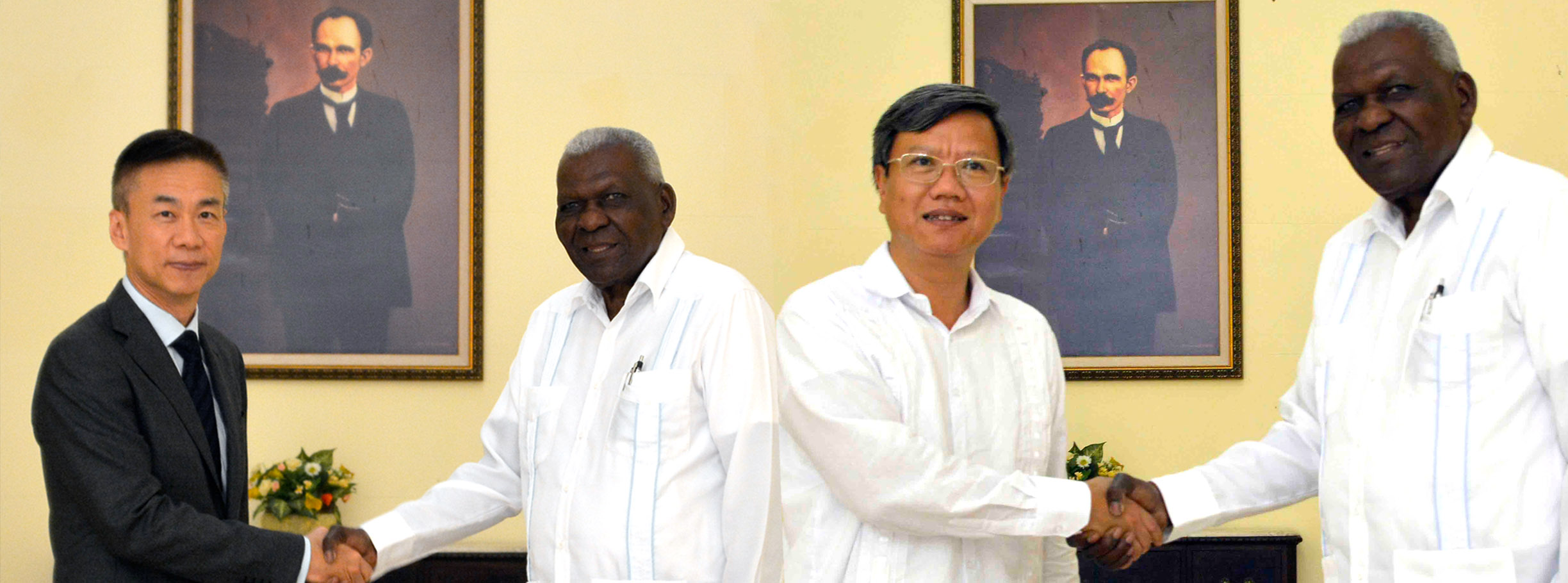 Recibe Esteban Lazo a Embajadores de China y de Vietnam 