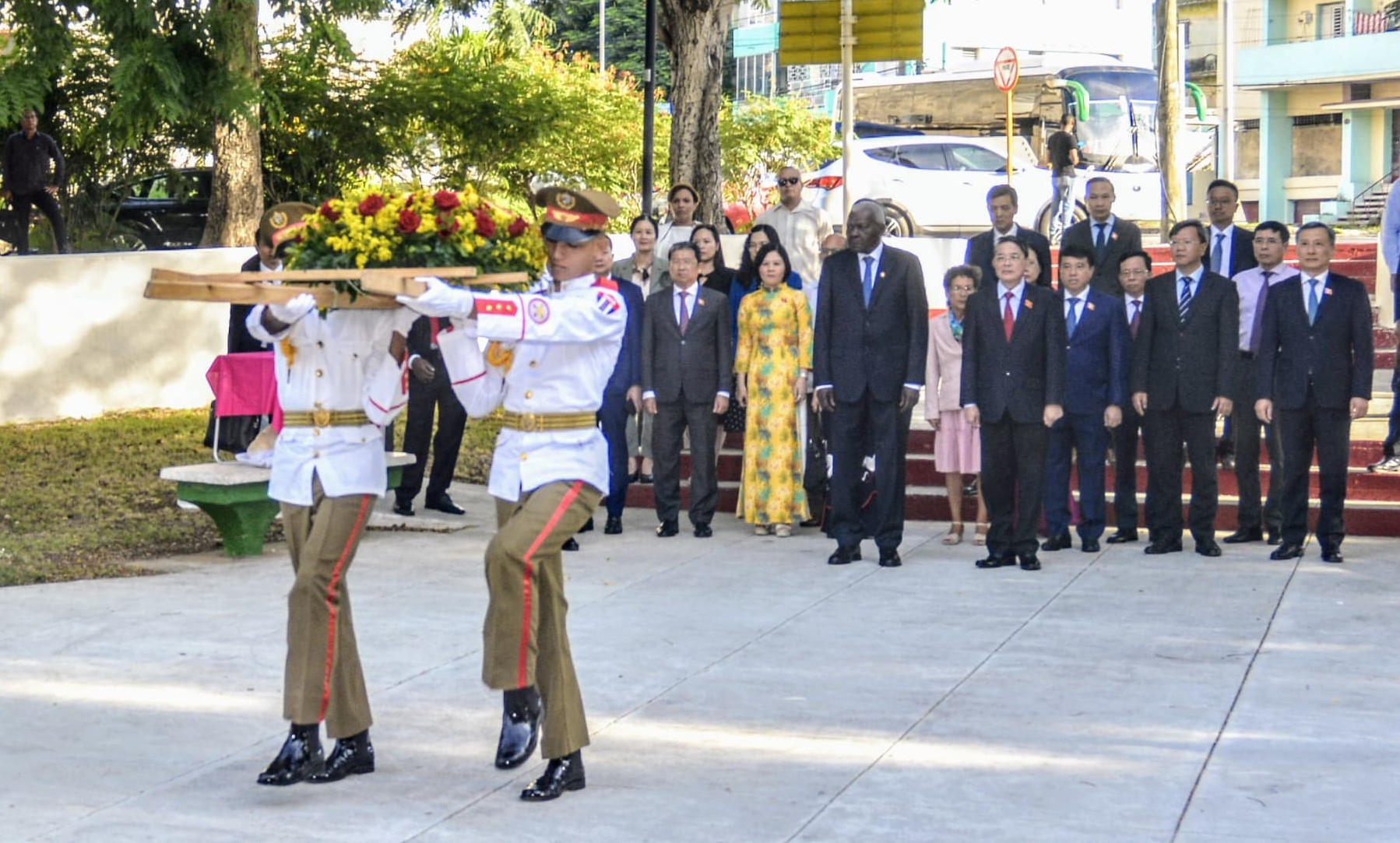 Rinde homenaje a Ho Chi Minh Vicepresidente de la Asamblea Nacional de Vietnam 