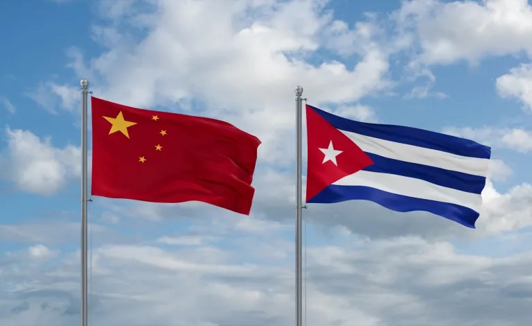 Felicita Esteban Lazo a autoridades parlamentarias en ocasión del aniversario 75 de la fundación de la República Popular de China 
