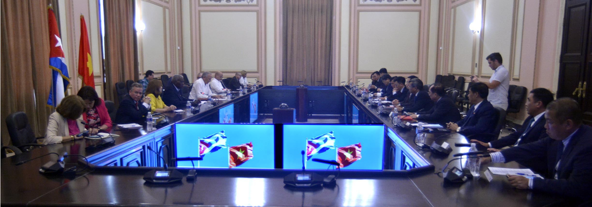 Recibió Esteban Lazo a miembro del Buró Político del Partido Comunista de Vietnam 