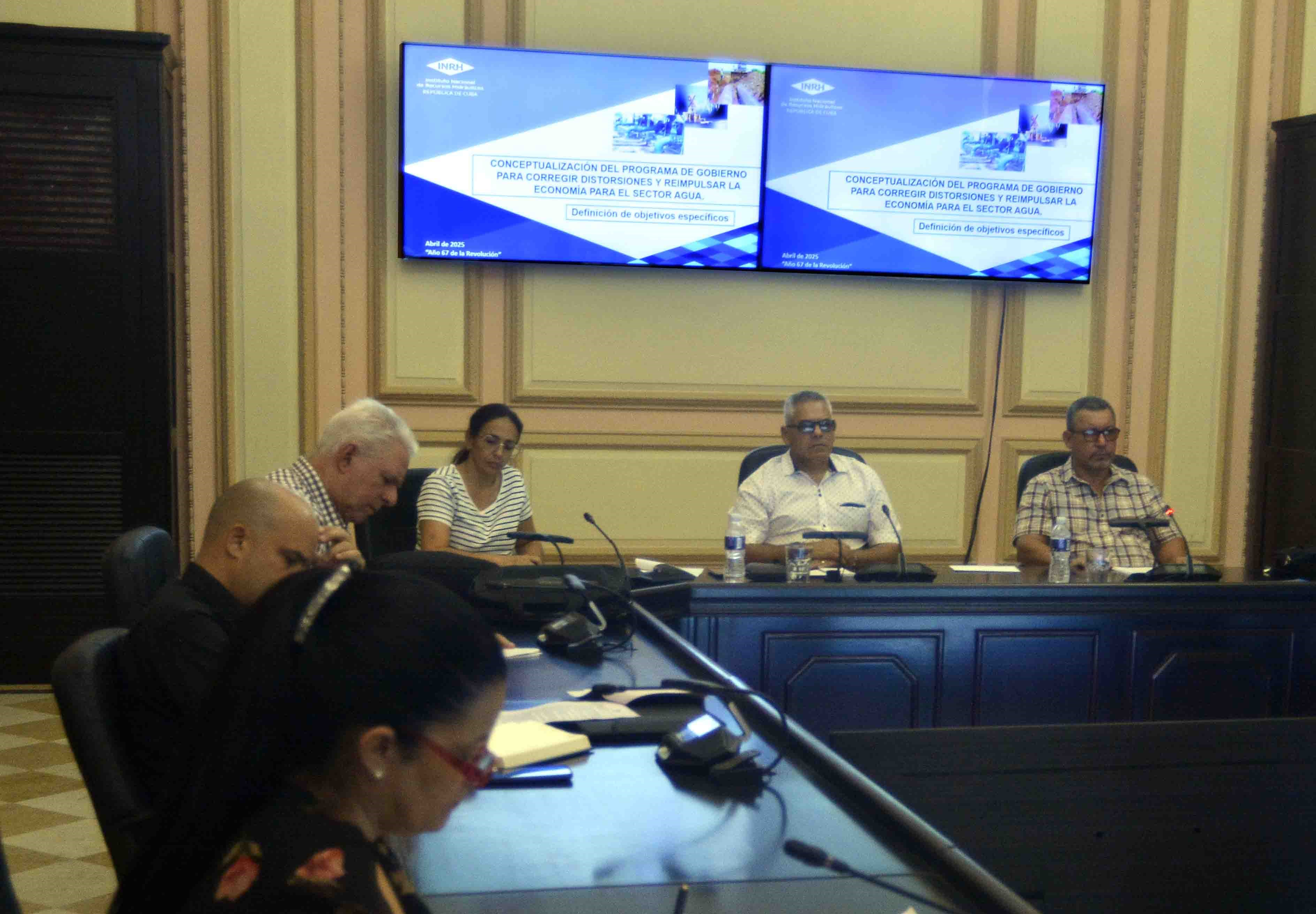 Encabeza Esteban Lazo chequeo por comisiones parlamentarias de importantes programas del país 