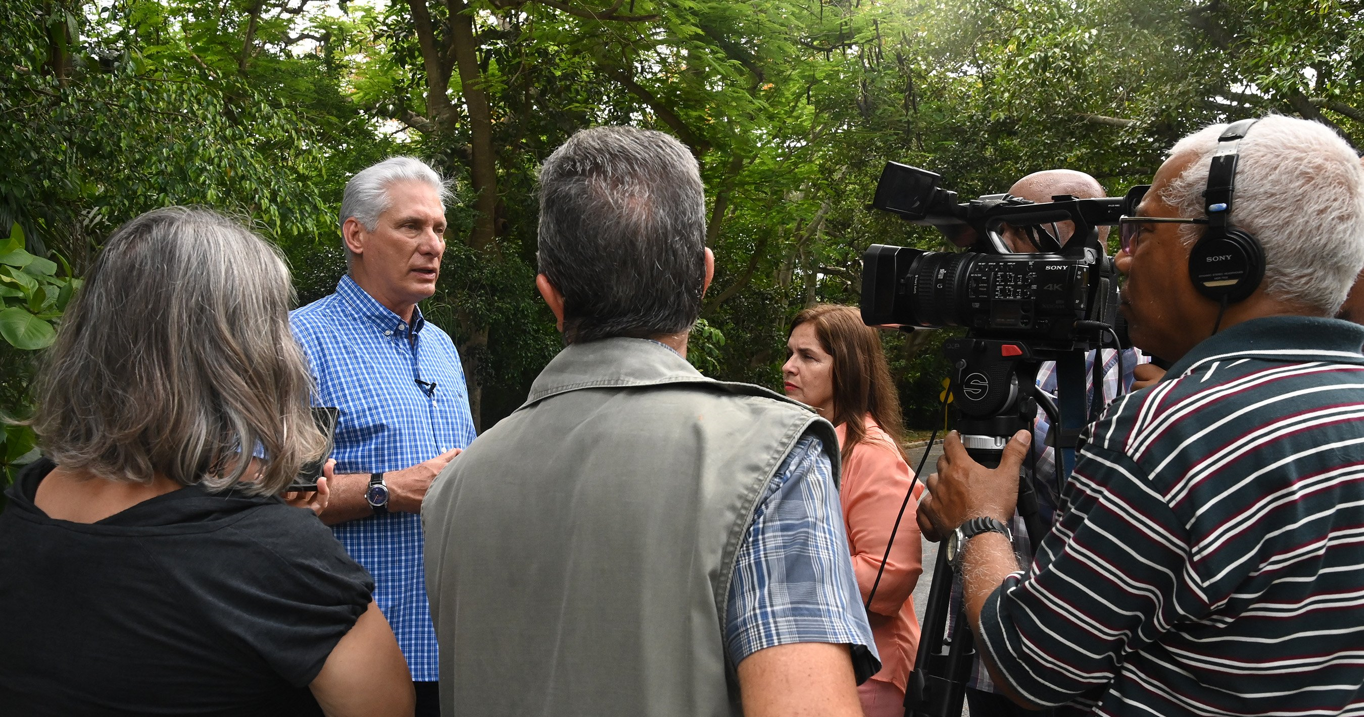 “En los tiempos complejos no se puede prescindir de la pasión por el desarrollo”. Es ese un concepto fidelista que encierra la voluntad de no dejarse vencer y que compartió el Primer Secretario del Comité Central del Partido Comunista de Cuba, Miguel Díaz-Canel Bermúdez, con el equipo de prensa de la Presidencia de la República.