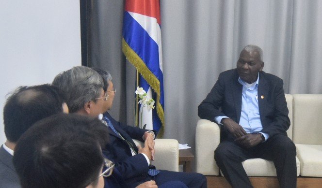 Fraternales encuentros de Esteban Lazo con delegaciones de Vietnam, Sri Lanka y Sudáfrica 