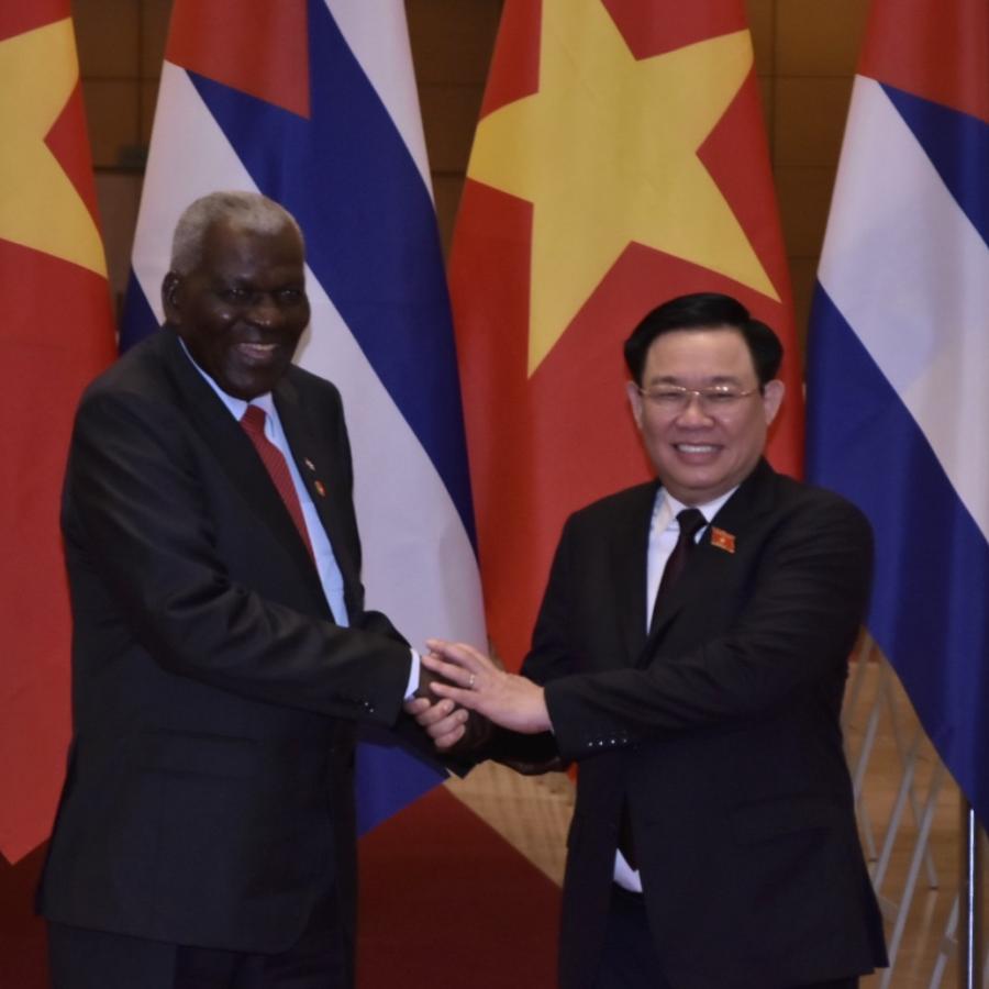 Intercambiaron Esteban Lazo y Vuong Dinh Hue, en la sede de la Asamblea de Vietnam