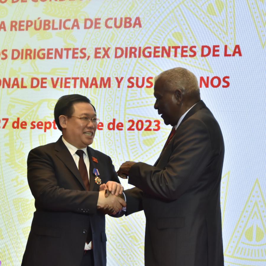 Ceremonia de condecoraciones a dirigentes y exdirigentes de la Asamblea Nacional de Vietnam