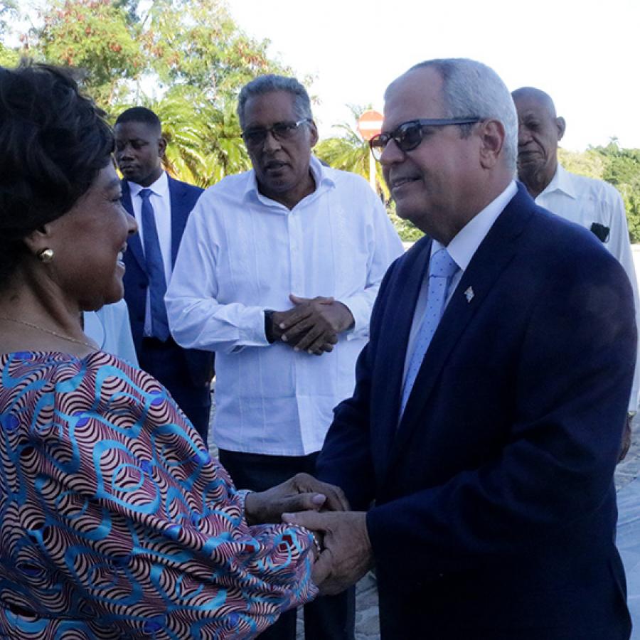 Presidenta de la Asamblea Nacional de Angola rindió homenaje a José Martí 