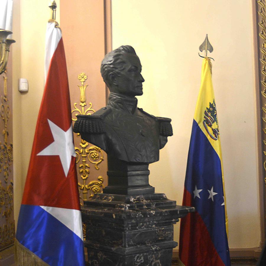 Firman diputados y trabajadores de las Oficinas Auxiliares de la Asamblea Nacional declaración de respaldo a la República Bolivariana de Venezuela 