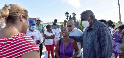 Dialoga Esteban Lazo con pobladores de la comunidad en transformación La Federal, de Guanabacoa Dialoga Esteban Lazo con pobladores de la comunidad en transformación La Federal, de Guanabacoa