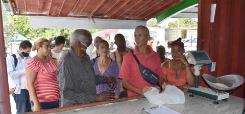 Dialoga Esteban Lazo con pobladores de la comunidad en transformación La Federal, de Guanabacoa Dialoga Esteban Lazo con pobladores de la comunidad en transformación La Federal, de Guanabacoa