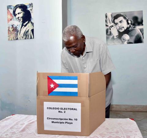 El Presidente de la Asamblea Nacional del Poder Popular y del Consejo de Estado, Esteban Lazo, ejerció su derecho al voto en el referendo sobre el #CódigoDeLasFamilias, en el colegio electoral no. 2, circunscripción 10, del municipio Playa, #LaHabana