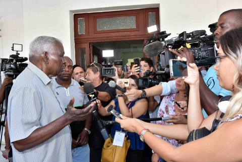 El Presidente de la Asamblea Nacional del Poder Popular y del Consejo de Estado, Esteban Lazo, ejerció su derecho al voto en el referendo sobre el #CódigoDeLasFamilias, en el colegio electoral no. 2, circunscripción 10, del municipio Playa, #LaHabana