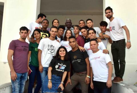 El Presidente de la Asamblea Nacional del Poder Popular y del Consejo de Estado, Esteban Lazo, ejerció su derecho al voto en el referendo sobre el #CódigoDeLasFamilias, en el colegio electoral no. 2, circunscripción 10, del municipio Playa, #LaHabana