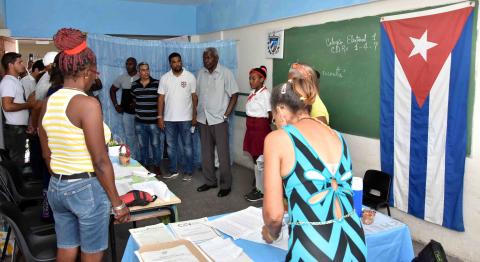 El Presidente de la Asamblea Nacional del Poder Popular y del Consejo de Estado, Esteban Lazo, ejerció su derecho al voto en el referendo sobre el #CódigoDeLasFamilias, en el colegio electoral no. 2, circunscripción 10, del municipio Playa, #LaHabana