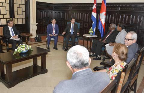 Recibe Presidente de la Asamblea Nacional de Cuba al Primer Ministro del Reino de Cambodia