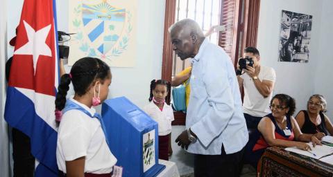 Ejerce Esteban Lazo derecho al voto en elecciones municipales y recorre colegios electorales del municipio Arroyo Naranjo Ejerce Esteban Lazo derecho al voto en elecciones municipales y recorre colegios electorales del municipio Arroyo Naranjo