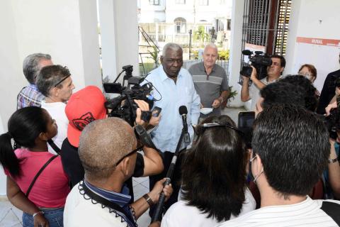 Ejerce Esteban Lazo derecho al voto en elecciones municipales y recorre colegios electorales del municipio Arroyo Naranjo Ejerce Esteban Lazo derecho al voto en elecciones municipales y recorre colegios electorales del municipio Arroyo Naranjo