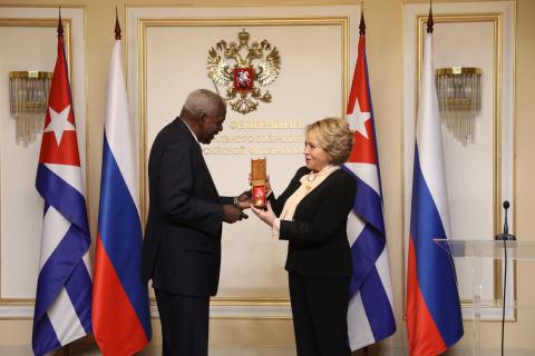 Entrega Esteban Lazo la Orden de la Solidaridad a Valentina Matvienko Entrega Esteban Lazo la Orden de la Solidaridad a Valentina Matvienko