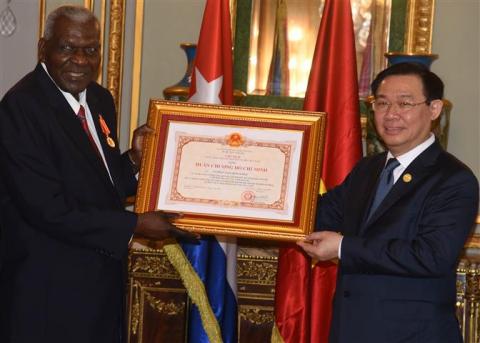 Vuong Dinh Hue y Esteban Lazo Vuong Dinh Hue y Esteban Lazo