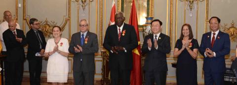 Vuong Dinh Hue y Esteban Lazo Vuong Dinh Hue y Esteban Lazo
