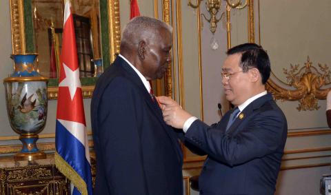 Vuong Dinh Hue y Esteban Lazo Vuong Dinh Hue y Esteban Lazo