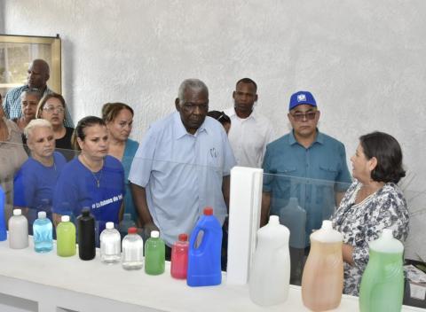 Esteban Lazo Hernández recorrió entidades productivas de La Habana Esteban Lazo Hernández recorrió entidades productivas de La Habana