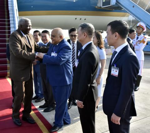 Realiza Esteban Lazo visita oficial a Vietnam en ocasión del aniversario 50 de la primera visita de Fidel a la hermana nación asiática Realiza Esteban Lazo visita oficial a Vietnam en ocasión del aniversario 50 de la primera visita de Fidel a la hermana nación asiática