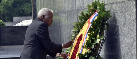 Esteban Lazo rindió homenaje a Ho Chi Minh Esteban Lazo rindió homenaje a Ho Chi Minh