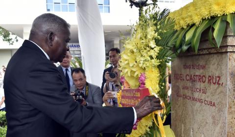 Esteban Lazo visitó el hospital Amistad Cuba-Vietnam, en la ciudad de Dong Hoi, provincia de Quang Binh Esteban Lazo visitó el hospital Amistad Cuba-Vietnam, en la ciudad de Dong Hoi, provincia de Quang Binh