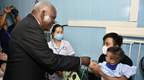 Esteban Lazo visitó el hospital Amistad Cuba-Vietnam, en la ciudad de Dong Hoi, provincia de Quang Binh Esteban Lazo visitó el hospital Amistad Cuba-Vietnam, en la ciudad de Dong Hoi, provincia de Quang Binh