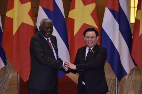Intercambiaron Esteban Lazo y Vuong Dinh Hue, en la sede de la Asamblea de Vietnam Intercambiaron Esteban Lazo y Vuong Dinh Hue, en la sede de la Asamblea de Vietnam