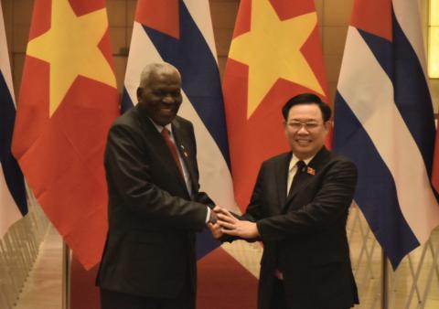 Intercambiaron Esteban Lazo y Vuong Dinh Hue, en la sede de la Asamblea de Vietnam Intercambiaron Esteban Lazo y Vuong Dinh Hue, en la sede de la Asamblea de Vietnam
